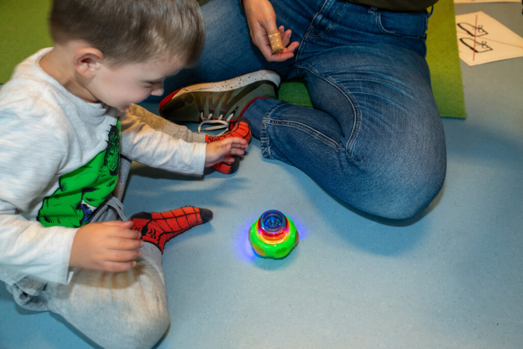 Kind_lernt_spielend_Kommunikation-andere_Worte